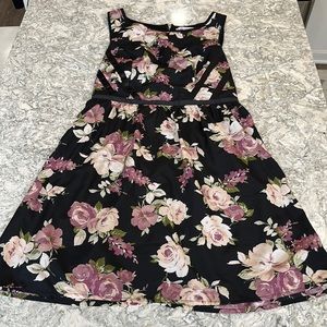 Colorful floral Dress size 9- really fits like a 4.
